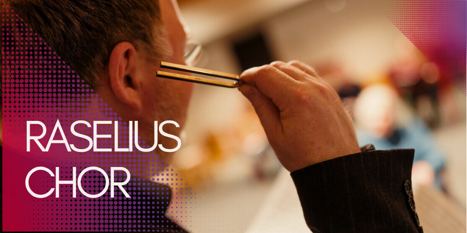 Mann hält Stimmgabel ans Ohr