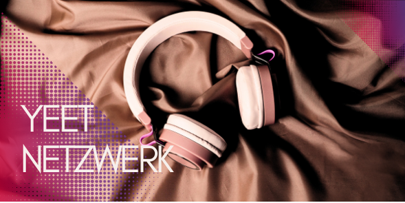 Kopfhörer auf braunem Laken